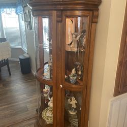 🫶🏻 Pulaski Curved Glass Lighted Oak Curio Cabinet - Excellent Condition