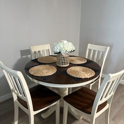 Dining tale with 4 chairs