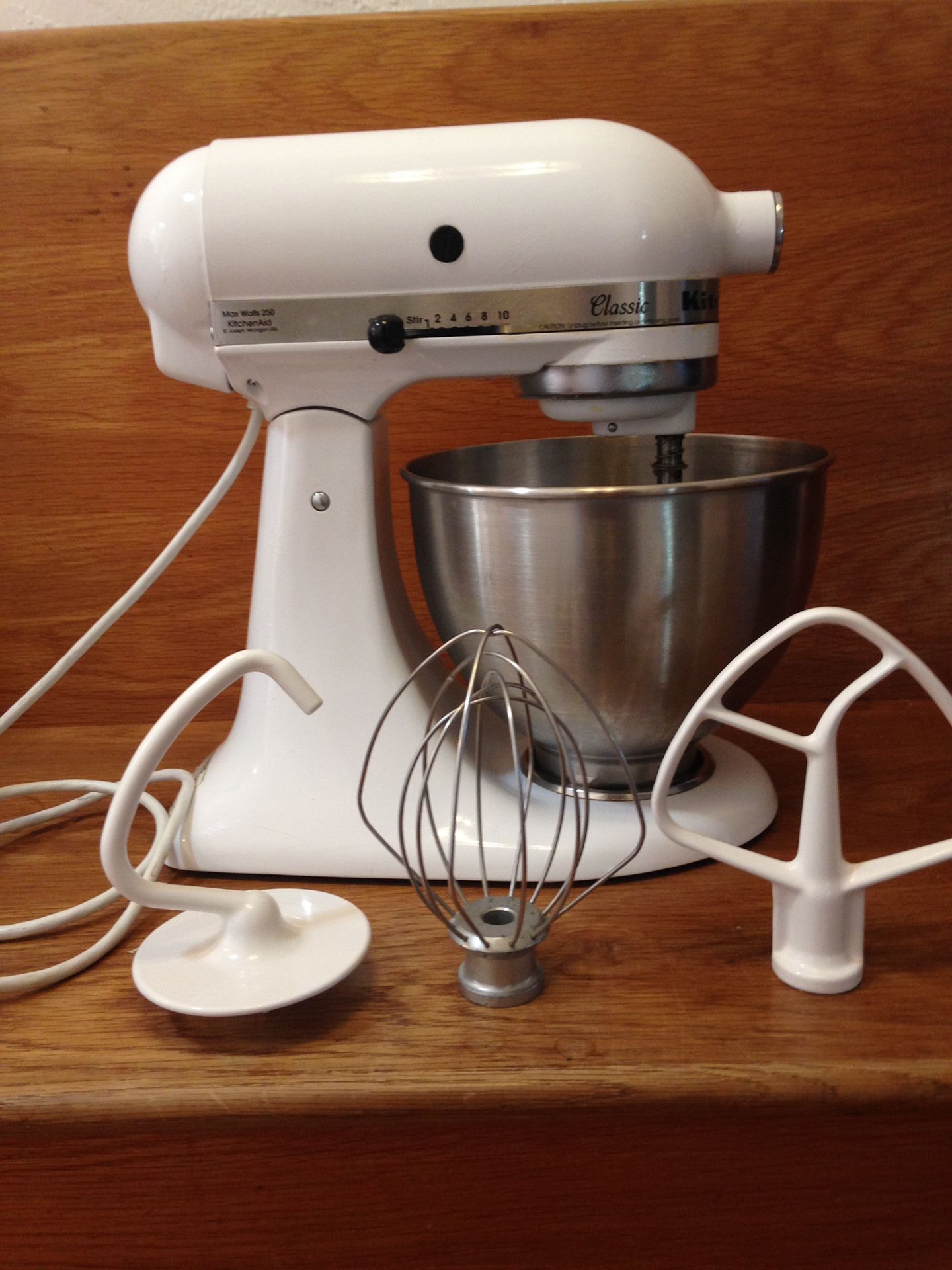 White Kitchenaid kitchen mixer