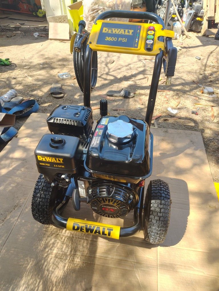 Dewal 3600 PSI 2.5 GPM Cold Water Gas Professional Pressure Washer with HONDA GX200 Engine