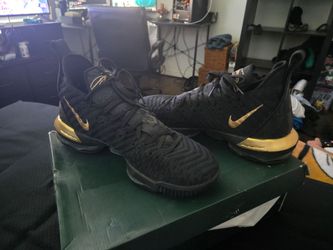 LEBRON XVI
Men – Black/Metallic Gold