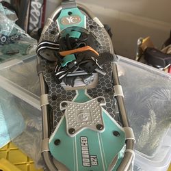 Yukon Advanced 821 Snow Shoes with poles
