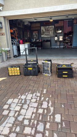 Dewalt Rolling tool chest