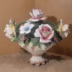 BEAUTIFUL VINTAGE CAPODIMONTE PORCELAIN 14X17" FLORAL CENTER PIECE