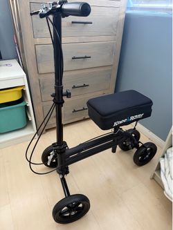 Knee scooter with cushion