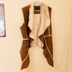 SLONL VEST TAN CREME FAUX FUR L Suede faux fur vest. Great condition! Great Design!