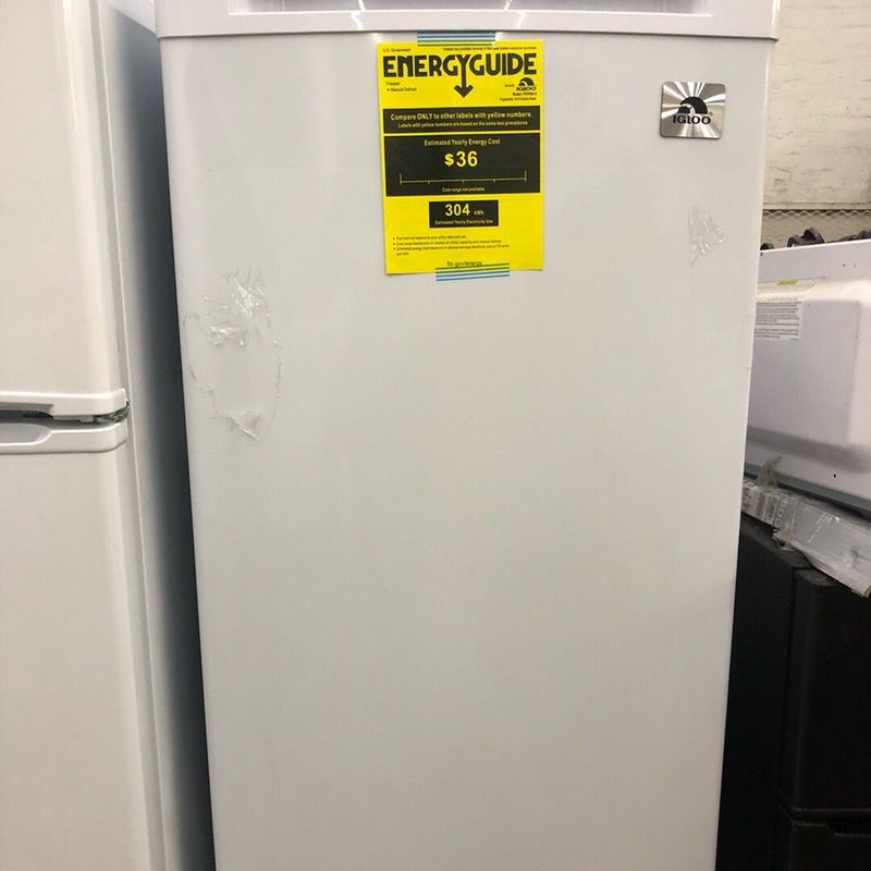 IGLOO 6.5 cu. ft. Upright Freezer in White-Warranty (H.Vazquez Regale) - $180 (1 Market St, Passaic (H.Vazquez Regale)