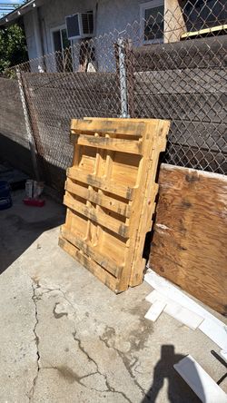 Free pallets, osb plywood pieces, fans.
