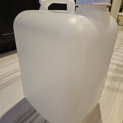 5 Gallon White Water Container