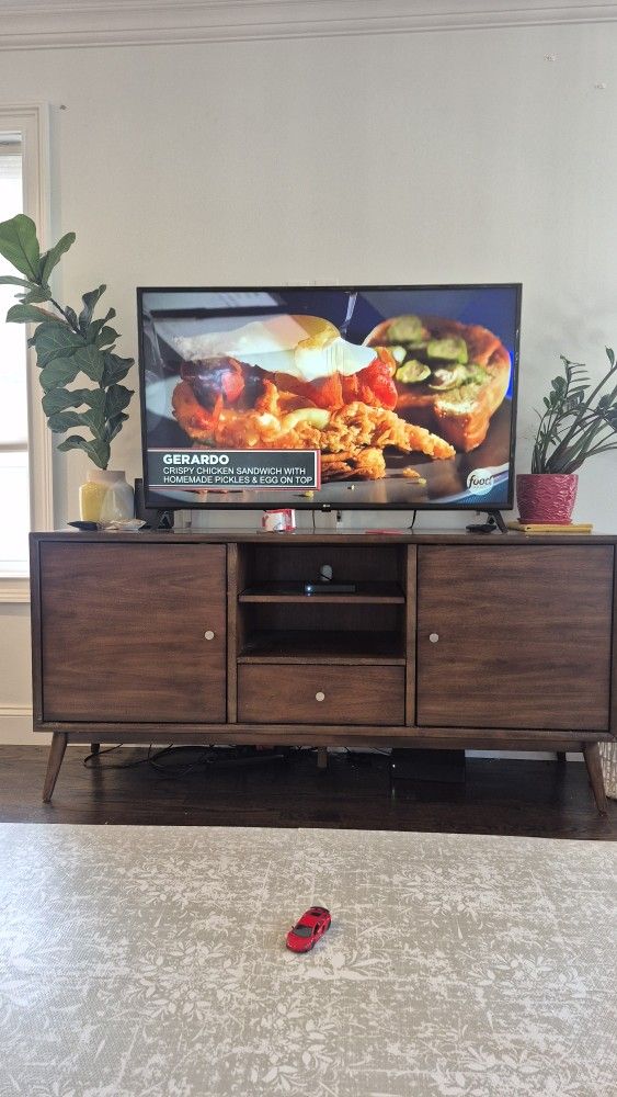 Raymour & Flanigan Miranda TV Console Credenza
