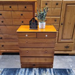SUPER CUTE SMALL DRESSER