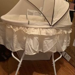 Baby Bassinet And Boncer
