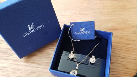 Brand new never used swarovski necklace and earrings