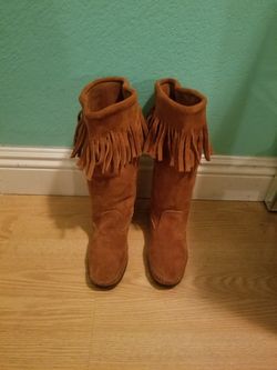 Minnetonka Brown Sueade Boots..Size 5 womens..really cute with Fringe..Like new!