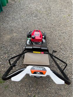 Honda Lawnmower HRN21VKA Self Propelled Lawn Mower,, 3 in 1 System. Twin blade advantage, Auto Choke. Runs Grey lake new