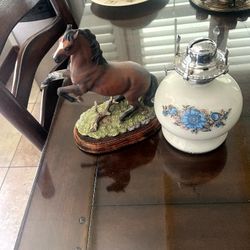 Lamp & Porecelain Horse *Leg Broken*