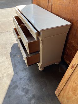 Nice dresser, good condition, solid wood