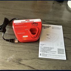 Milwaukee M 12 Charger 