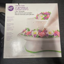 Wilton Trim-N-Turn Ultra Cake Decorating Turntable / Cake