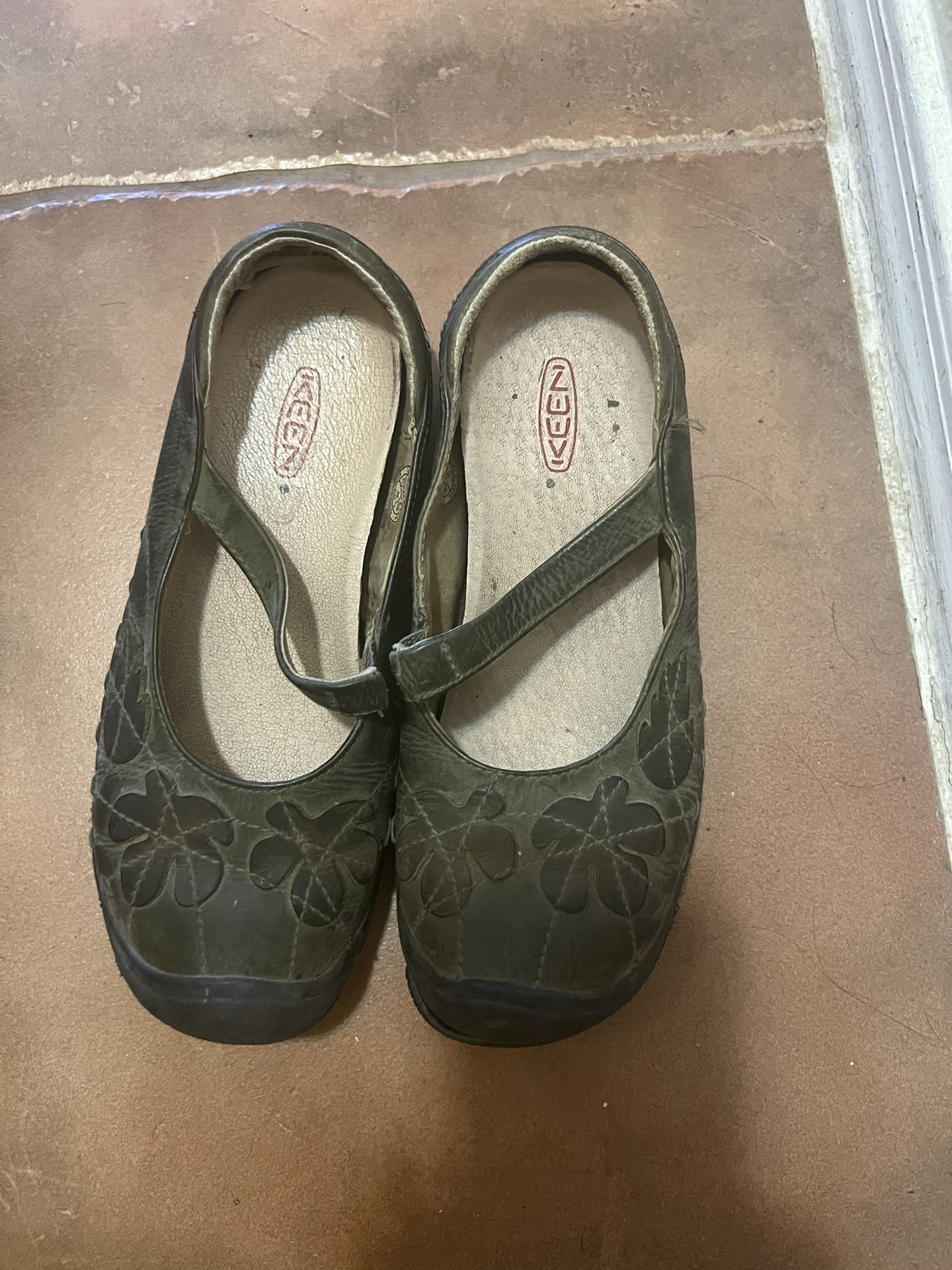 Keen Shoes Size 7