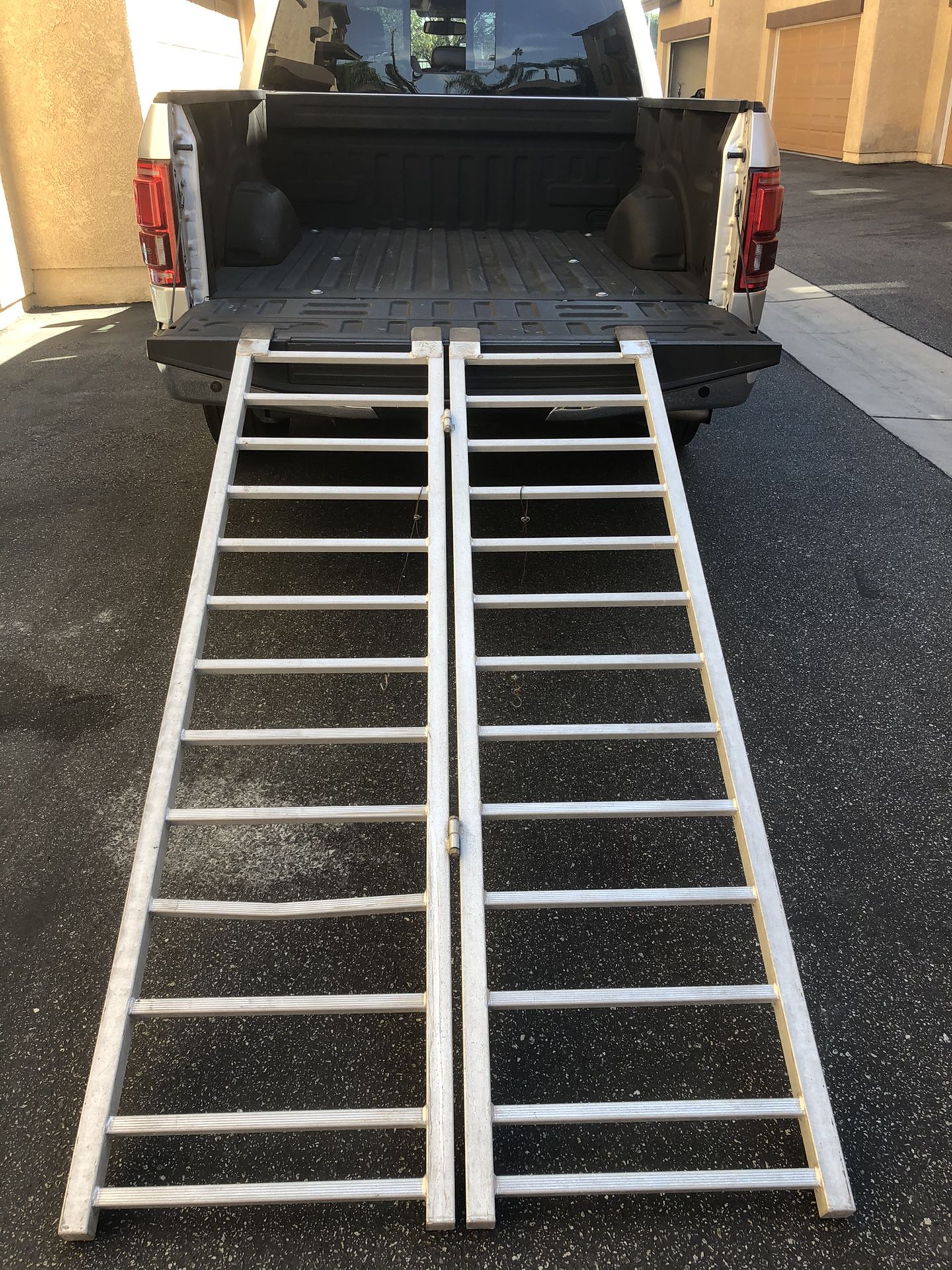 Folding truck ramp