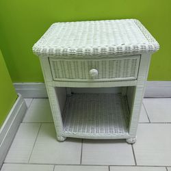 White wicker side table / nightstand