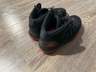 Men’s 8.5 Jordan’s Black n Red-used