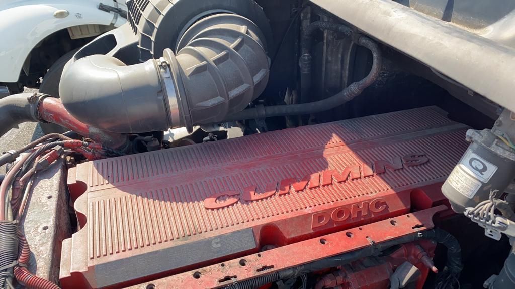 I am selling my 2005 volvo vnl in good condition ready for work engine cummin 10 speed runing good price $ 9000