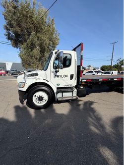 2014 Freightliner M2 26’ Flatbed