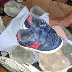 Boys Sauncony Tennis Shoes