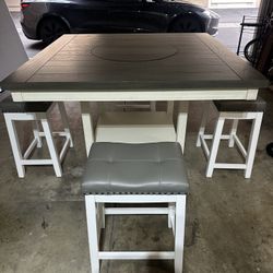 New Table With 4 Leather Bar Stools