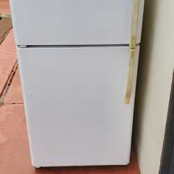 Refrigerator In Excellent Working Condition 