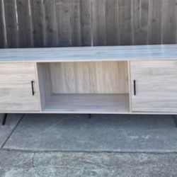 Modern TV Stand / Media Console – Like New
