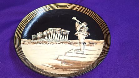 Handpainted souvenir plate from Greece features a traditional Tsolias (soldier) in front of the Parthenon, detailed with a classic Greek key border M1