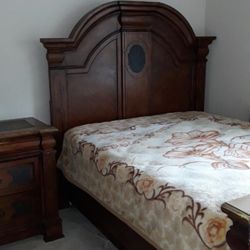 Queen Size Wooden Bedroom Set 