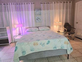 VENDO HERMOSA CAMA TAMAÑO QUEEN COMPLETA CON BOX SPRING Y COLCHÓN