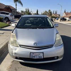 light grey toyota prius 2004