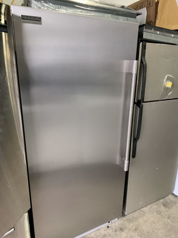 frigidaire profesional upright freezer ice maker for Sale in The Bronx