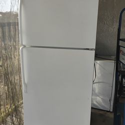 ✔️💯Apartment size refrigerator$280💯