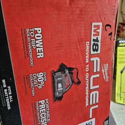 Milwaukee
M18 FUEL 18V Lithium-lon
Cordless Brushless 6-1/2 in.
Plunge Cut Track Saw (Tool-
Only)