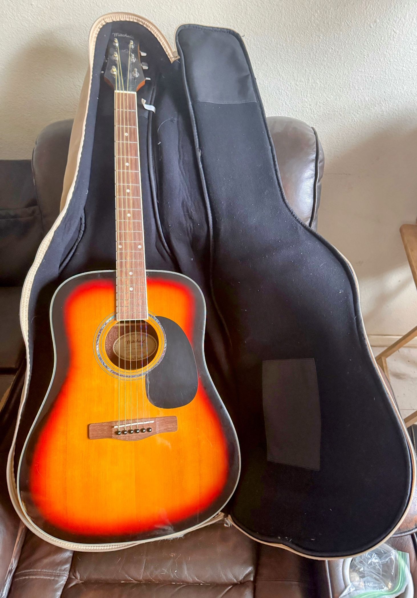 Acoustic Guitar Mitchell