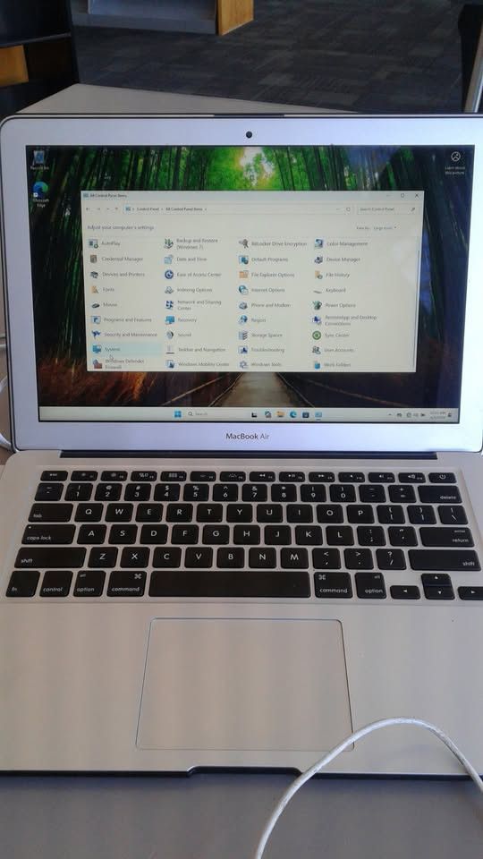 MacBook Air A1466 13.3" Intel i5, 8GB RAM 250GB SSD w/ Charger dualboot windows 11 & OSX Lion