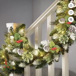 Guirnalda Navideña de 9ft con Luces LED / 9ft Christmas Garland with Lights – Fireplace Mantel or Outdoor Decoration, 8 Modes & Timer