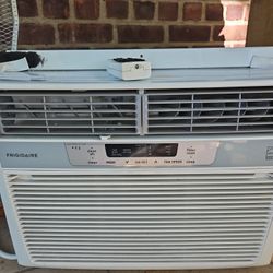 12k BTU Excellent Frididaire AC