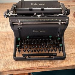 1940s Underwood Typewriter With Case