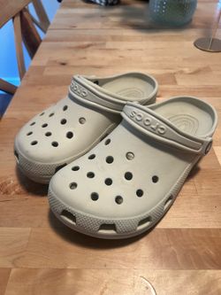 Beige Crocks W8 M6 20obo