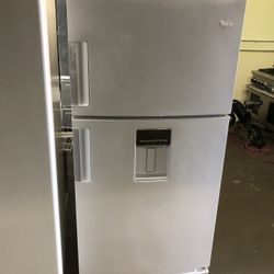 Whirlpool 33” Top Freezer Refrigerator Apartment Size Refrigerator With Water And Ice Dispenser 