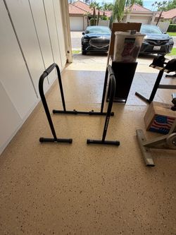 Dip bars with stabilizer