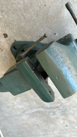 Bench vise