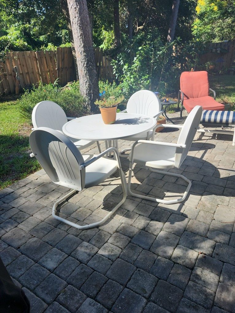 CROSLEY PATIO SET $100.00